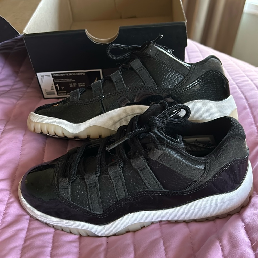 Like New !! Jordan 11 Retro Low, size 1 Y